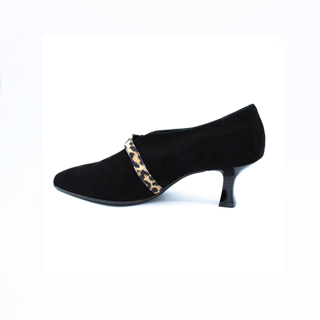 Dècolletè donna in camoscio nero con cinturino leopardo